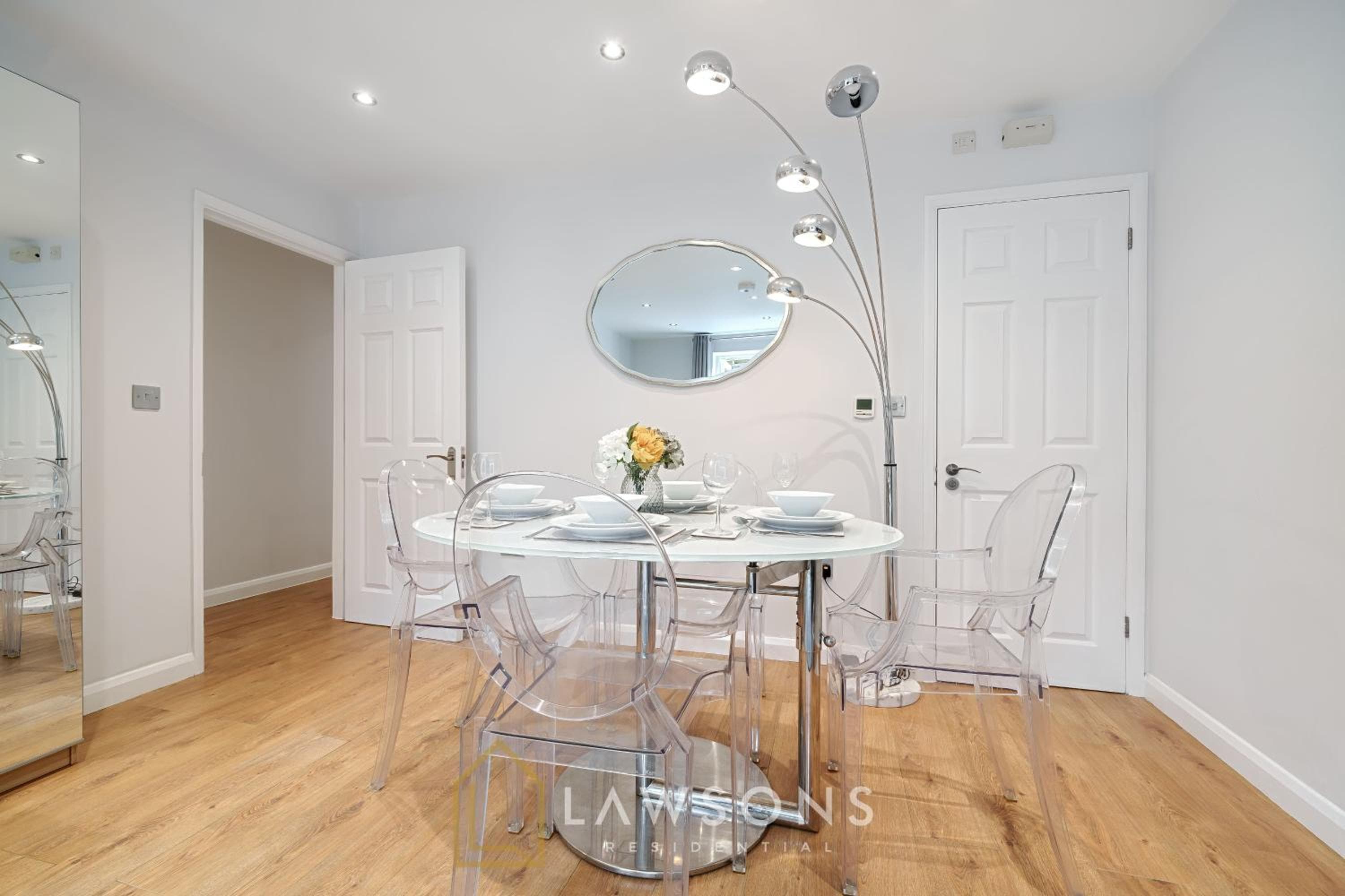 2BR House, Walk to Windsor Castle, Parking for 1