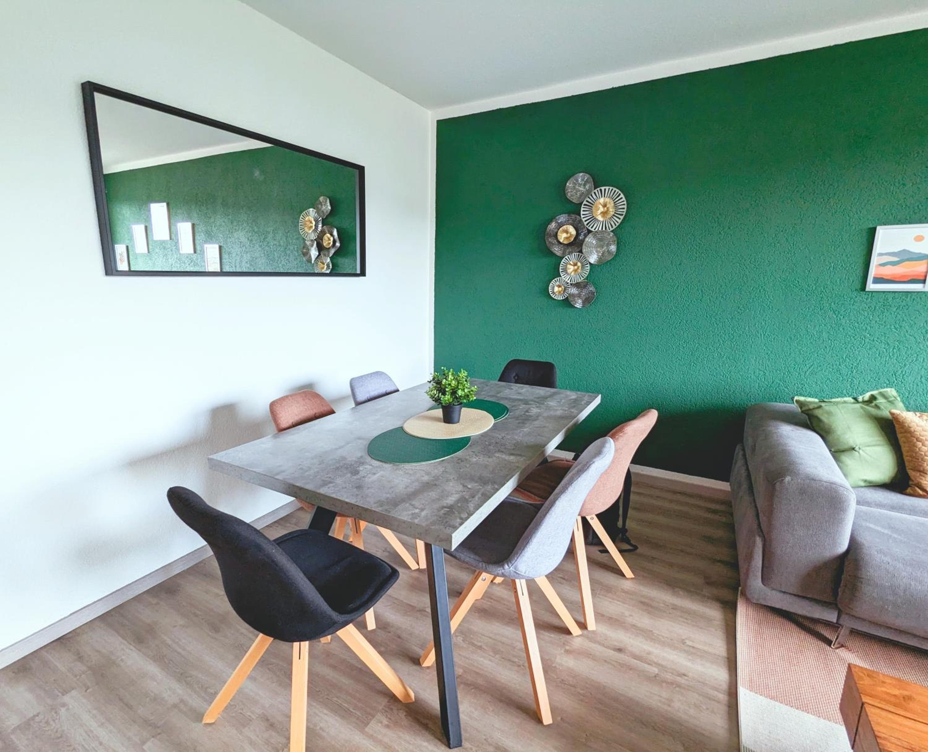 Schöne Wohnung mit Balkon/Parkplatz/Aufzug