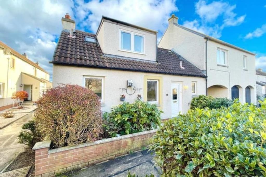 Cosy 2 bedroom home with free parking near city