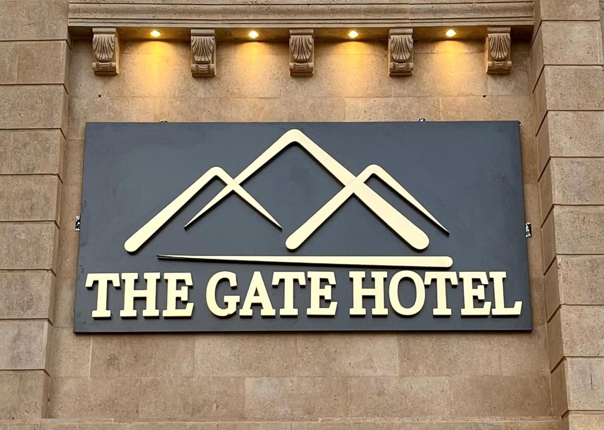 The Gate Hotel Front Pyramids & Sphinx View