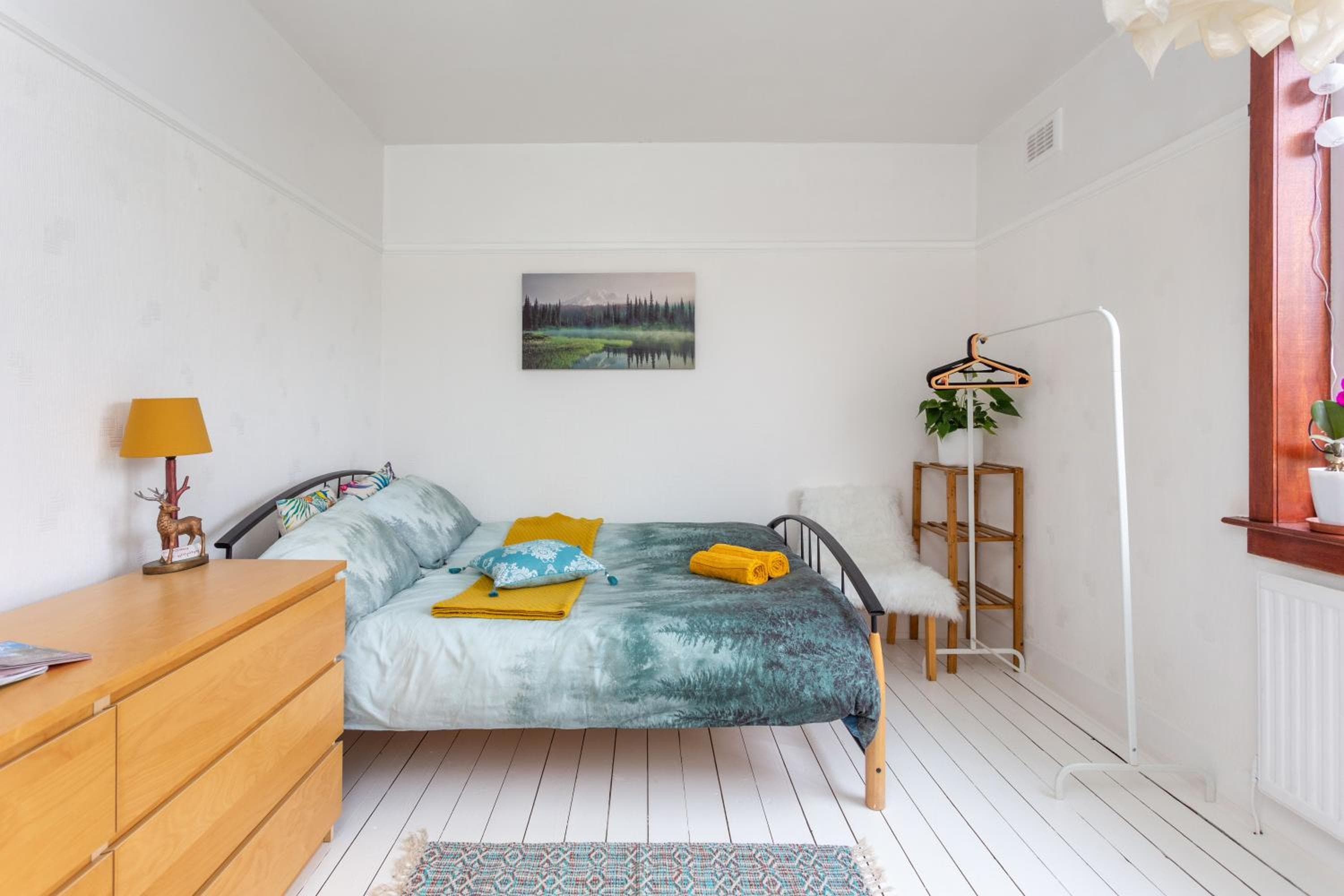 Bright & Spacious Double Room with Garden View- Close to Airport & City Centre
