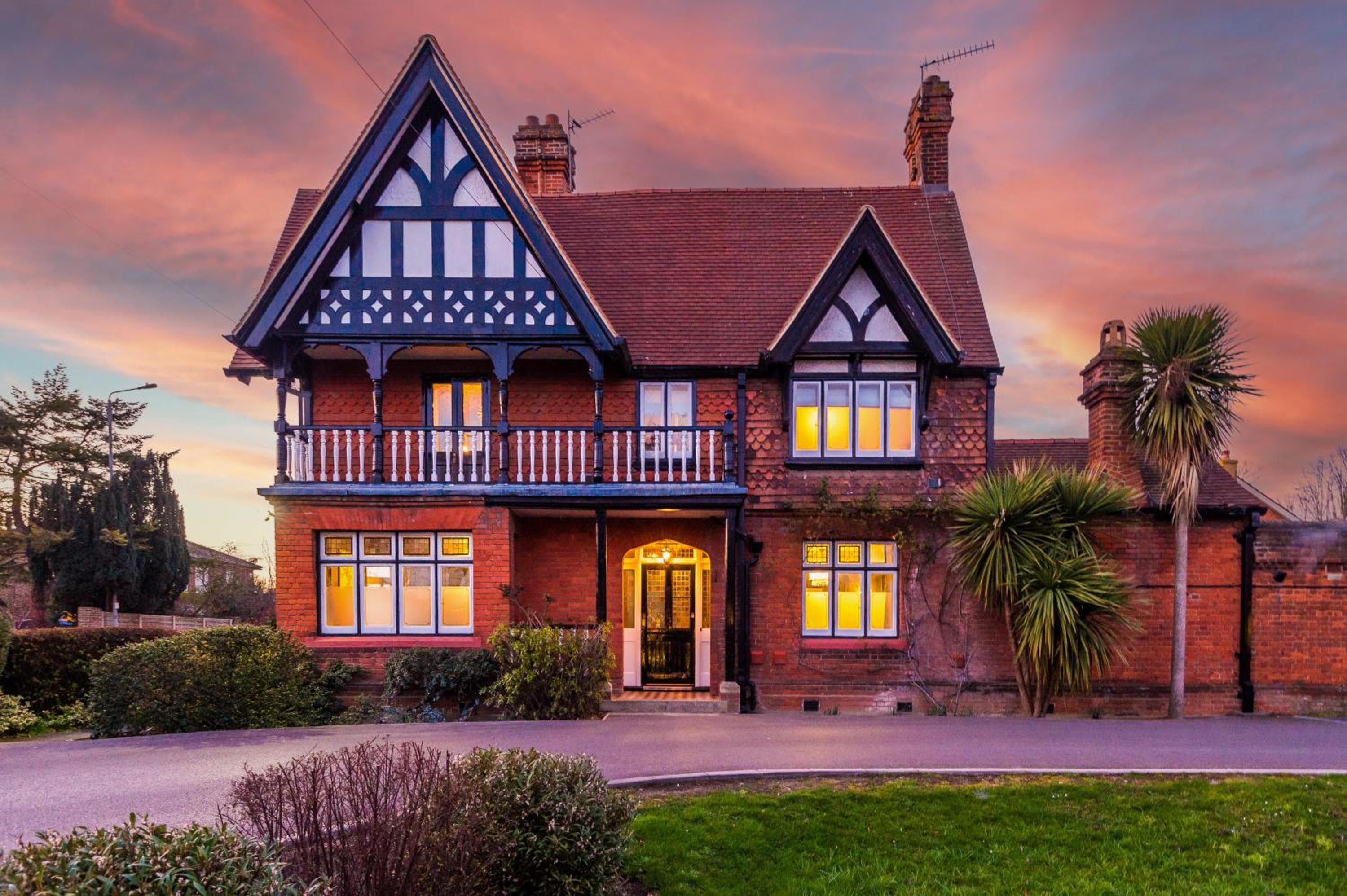 Superb 4 Bed Home in The Windsor Tapestries by Casa by Grace - Sleeps 7-9, Private Hot Tub Hire, Free Parking, Dog Friendly, Legoland, Windsor Castle