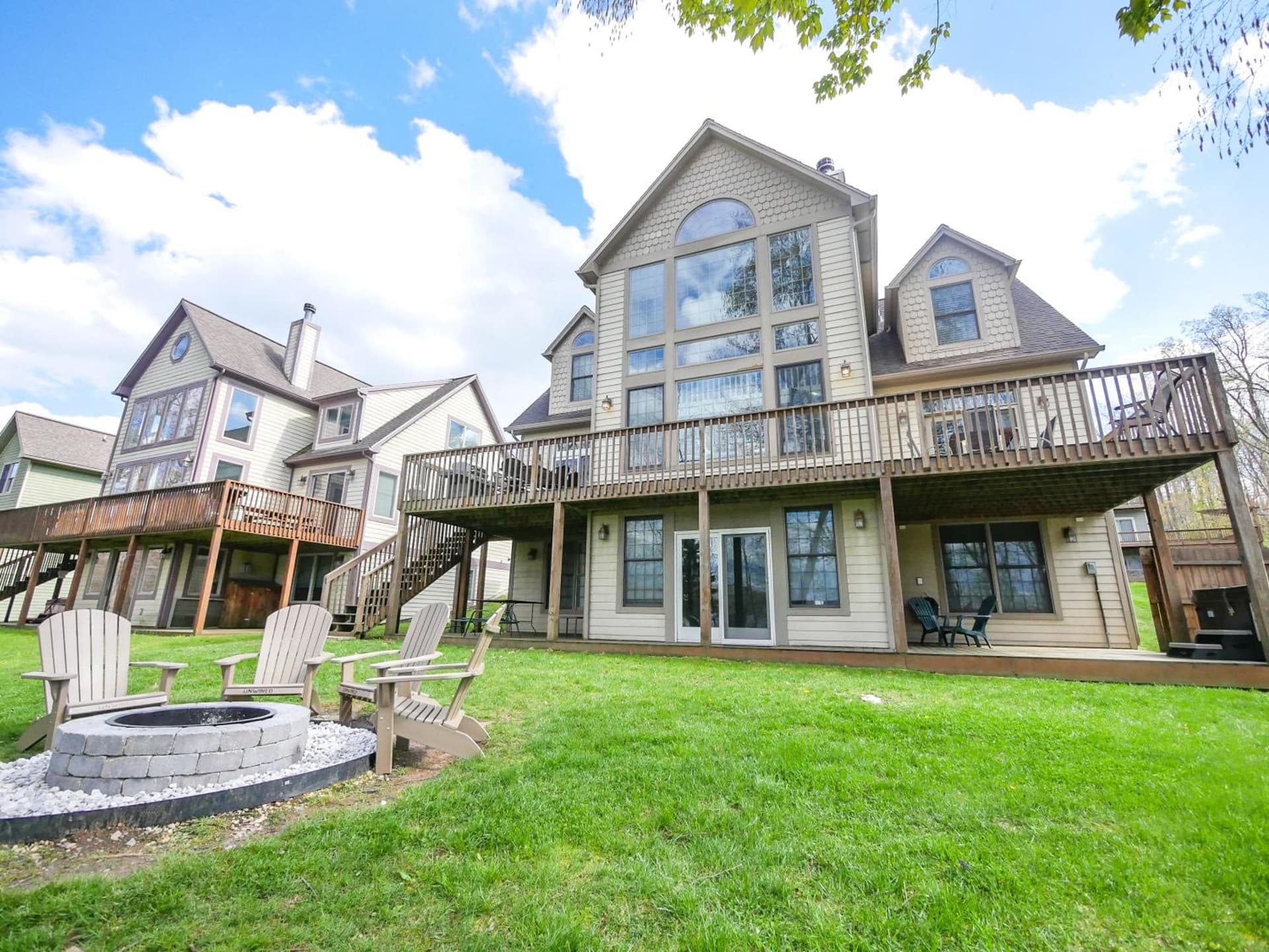 Amazing Central Location Lakefront Hot tubdock