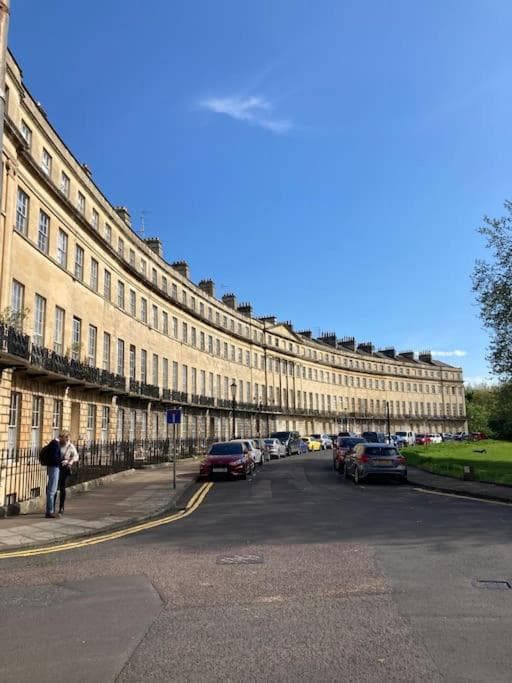 Beautiful Regency Crescent Apartment in Idyllic Location
