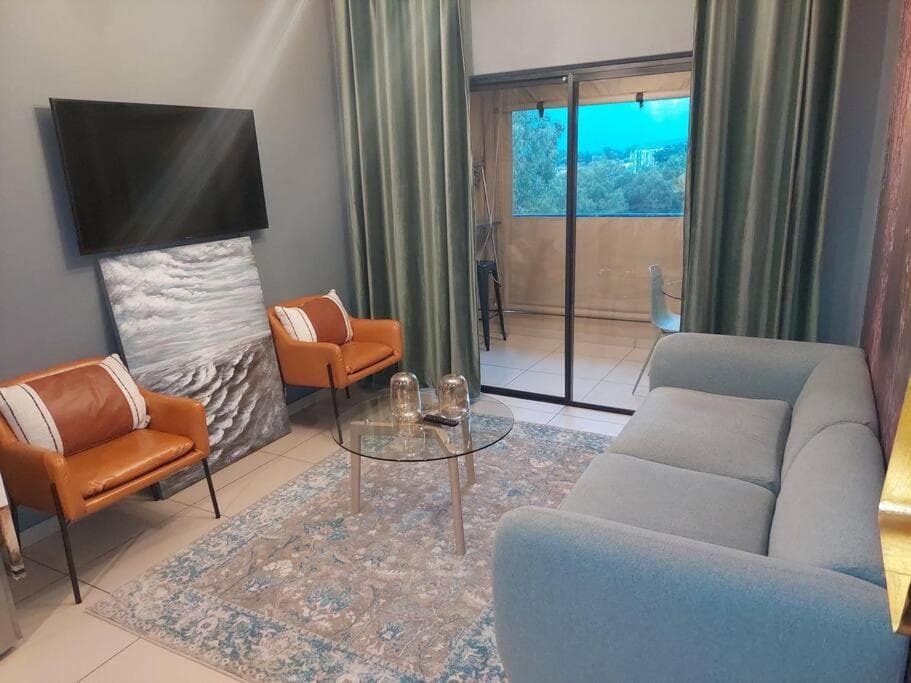 Exquisite Home with fast wifi, workstation, pool and gym, great for long stays