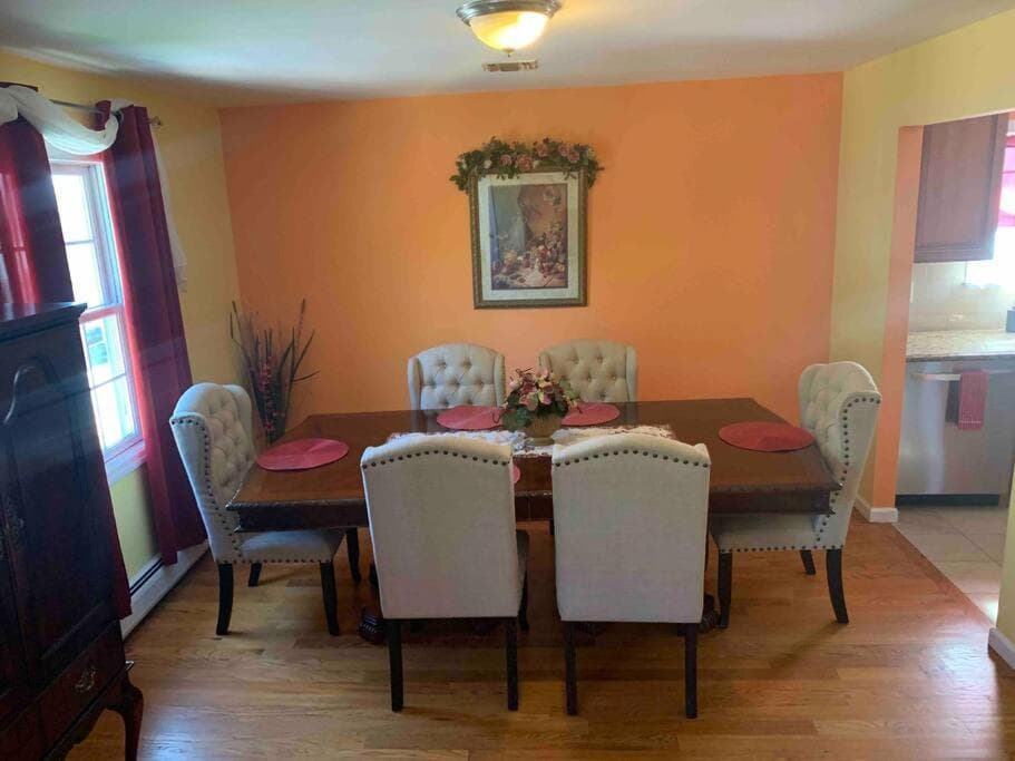 Family 3-bedroom home (2nd floor near EWR/Outlet)