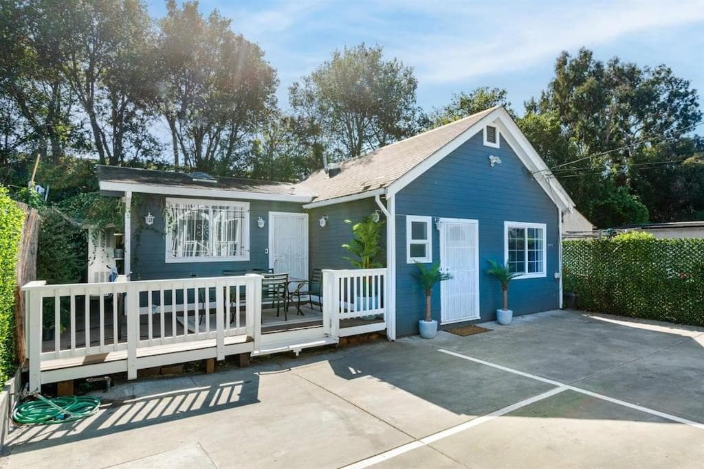 Home and Cottage in Mosswood