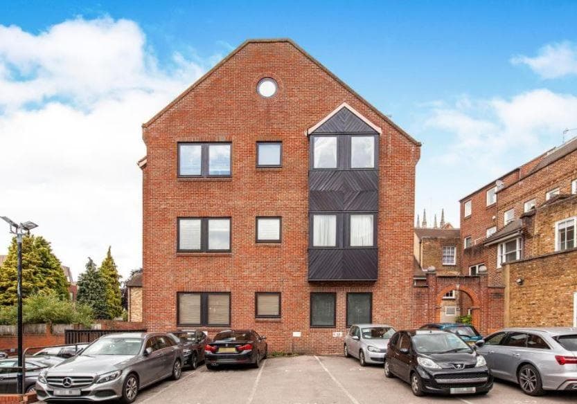 4 The Courtyard Central Windsor 2BR