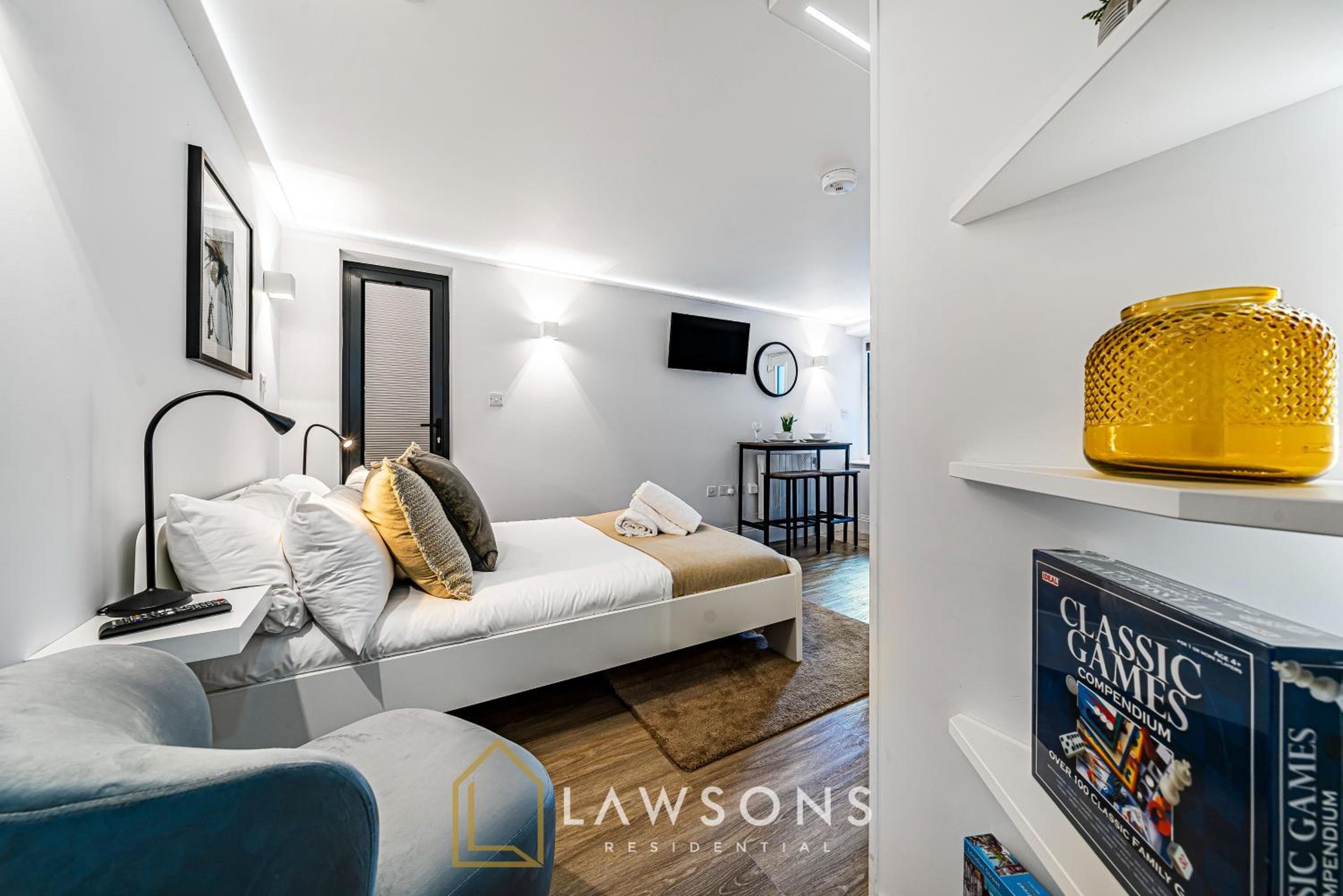 Chic Studio Steps from Windsor Castle