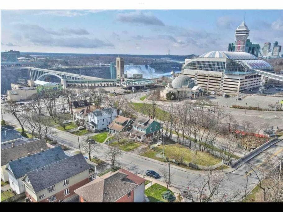 Adorable 2-bedroom unit with jacuzzi beside falls