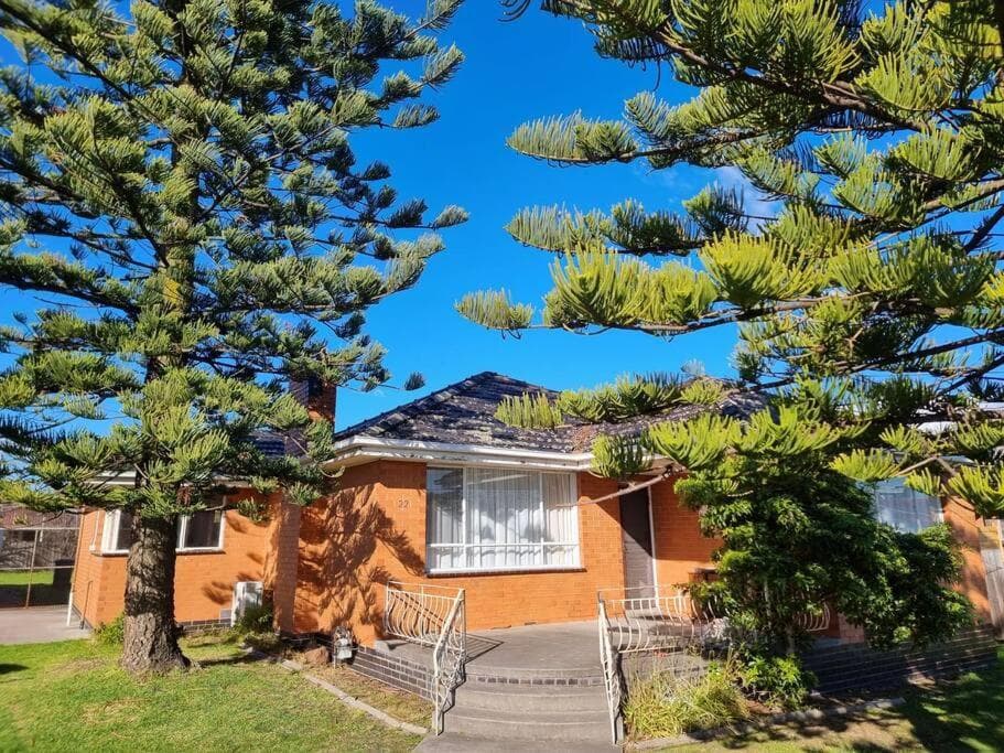 Two Pines, whole home in Tullamarine near airport!
