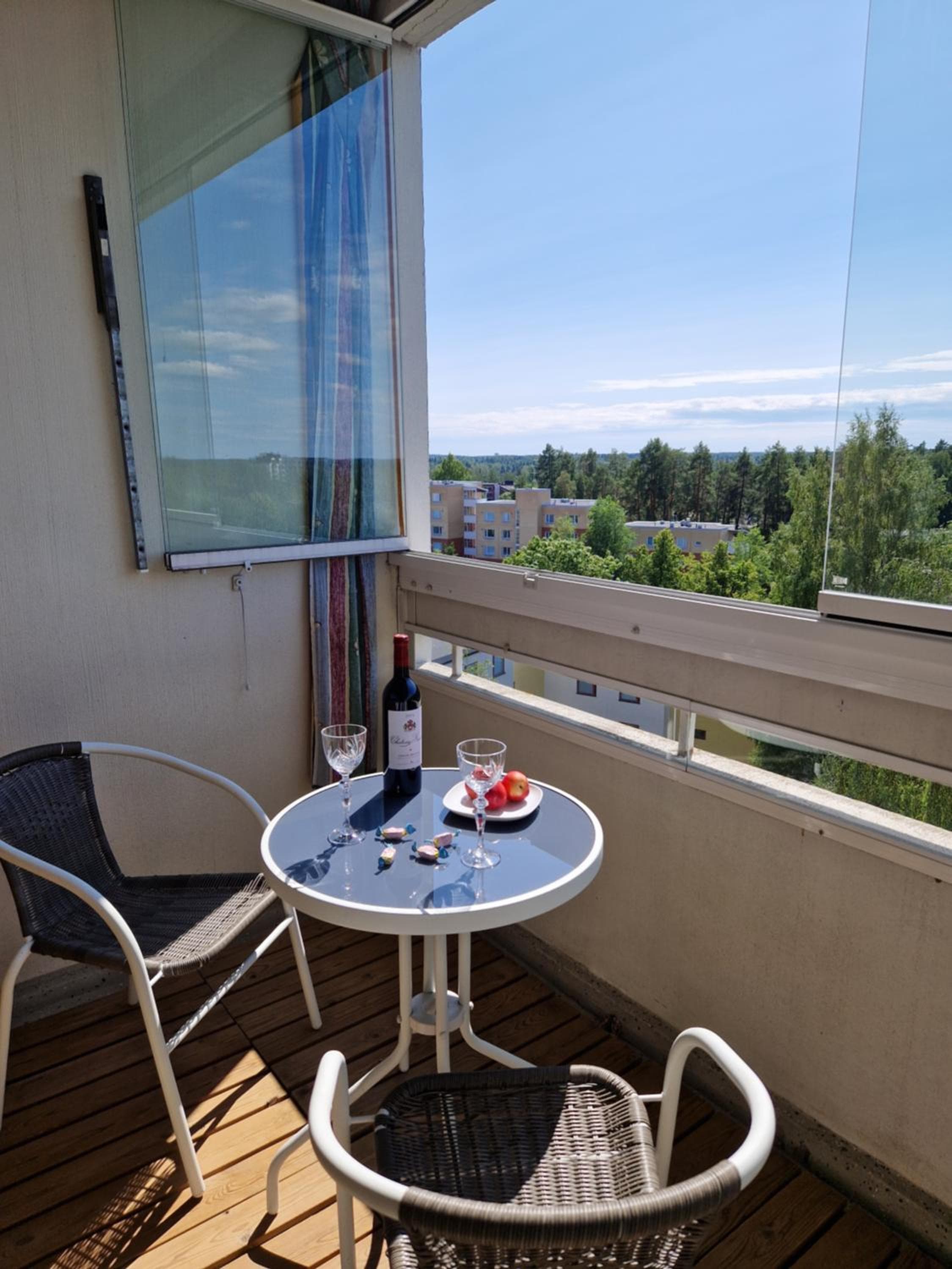 Big room with balcony in a shared apartment in the center of Kerava