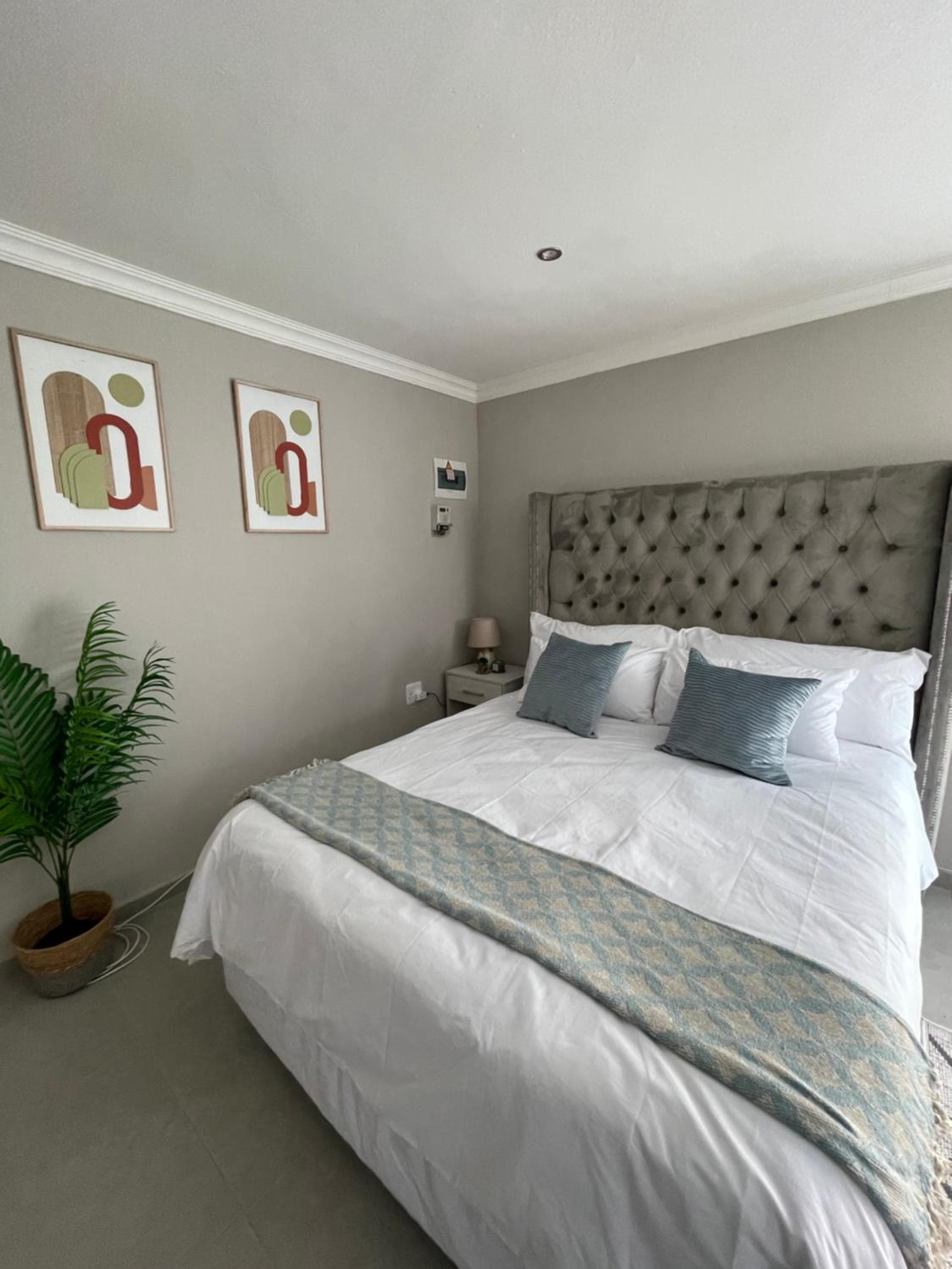 Spacious stay-in bachelor apartment