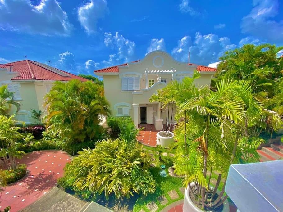 Refreshing 2bed Townhome walking distance to beach