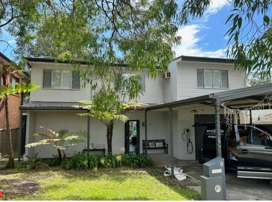 VIVID - Lake Macquarie Cosy House, heated pool, ev station, fireplace 1 hour from Sydney