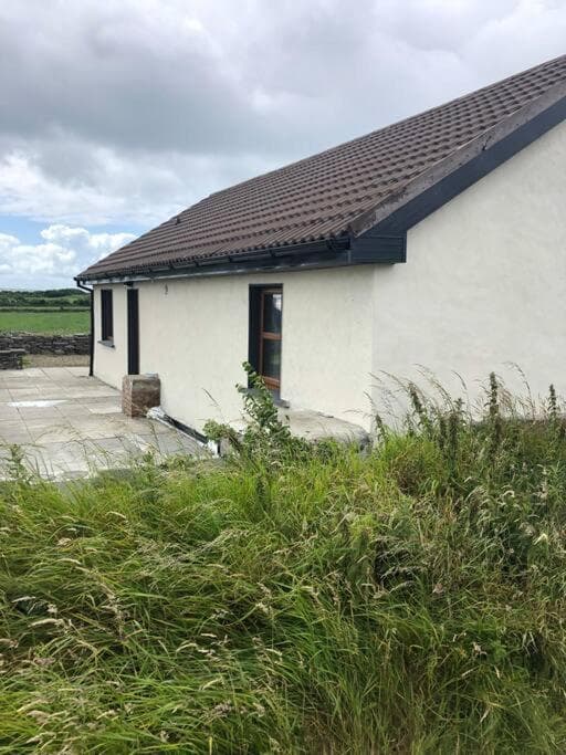 Cheerful 2 bedroom cottage with free parking