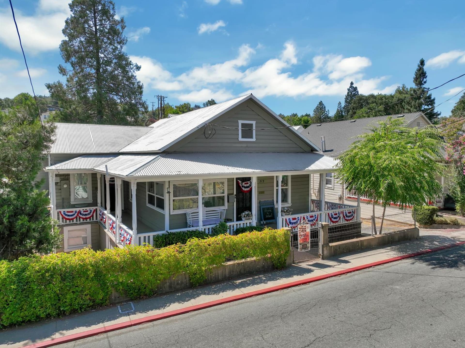 Spacious Downtown Jackson Retreat- Historic Hangout
