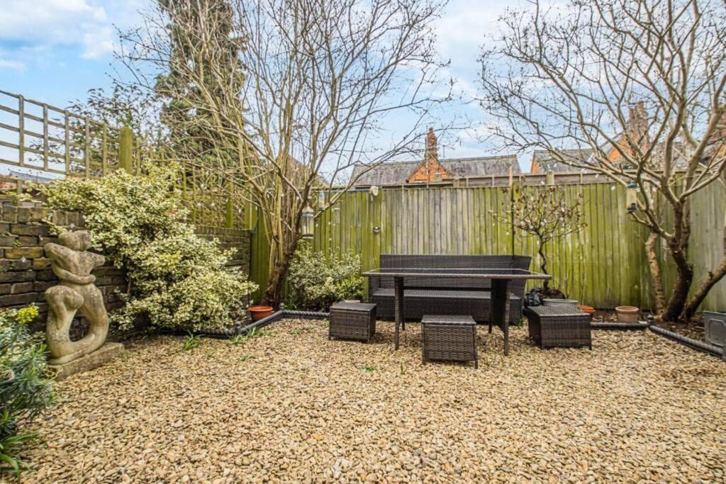 Charming 1 Bedroom Retreat in Central Windsor - By Tempstay