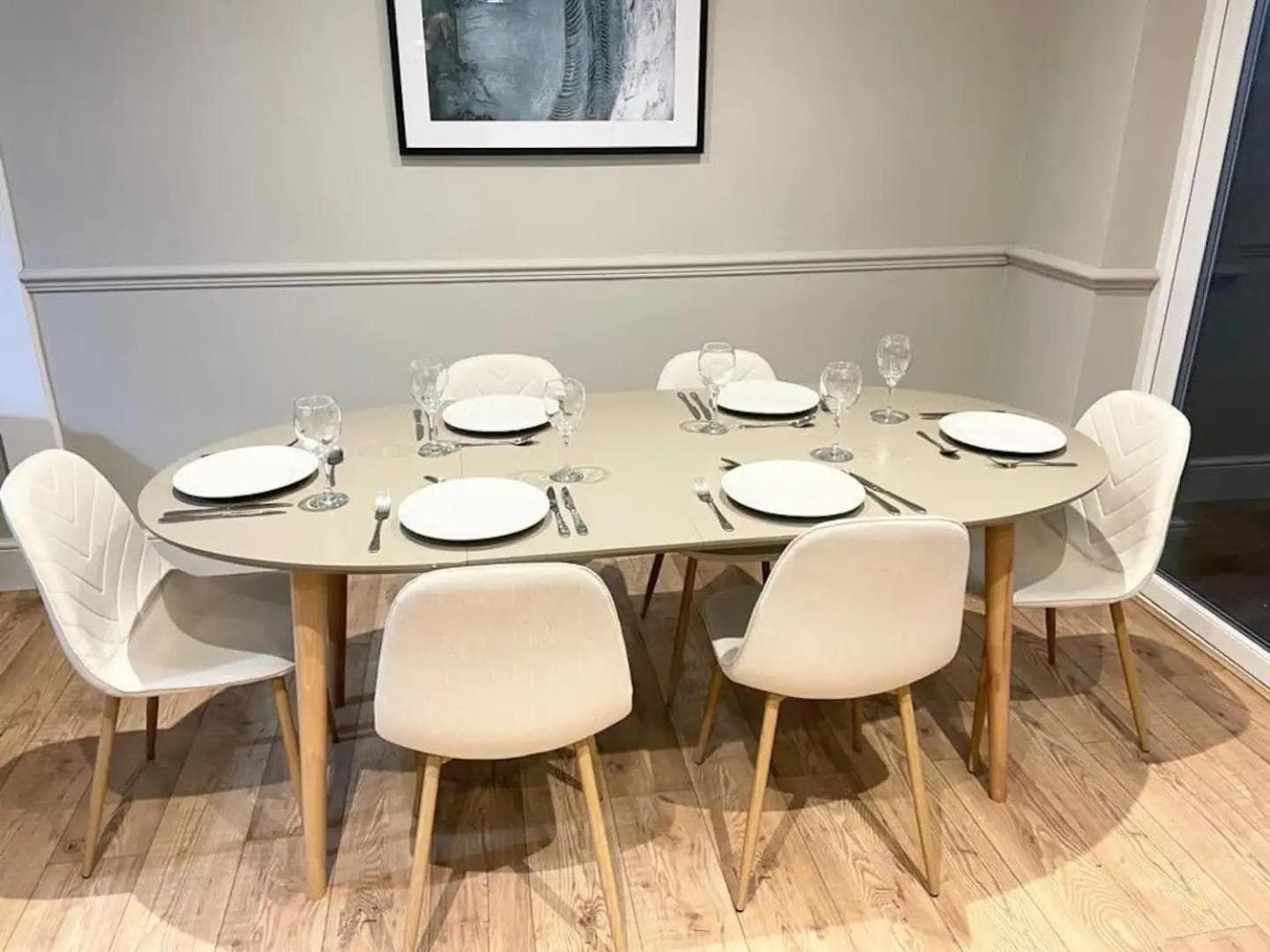 Comfortable 5-Bedroom House in Cheltenham