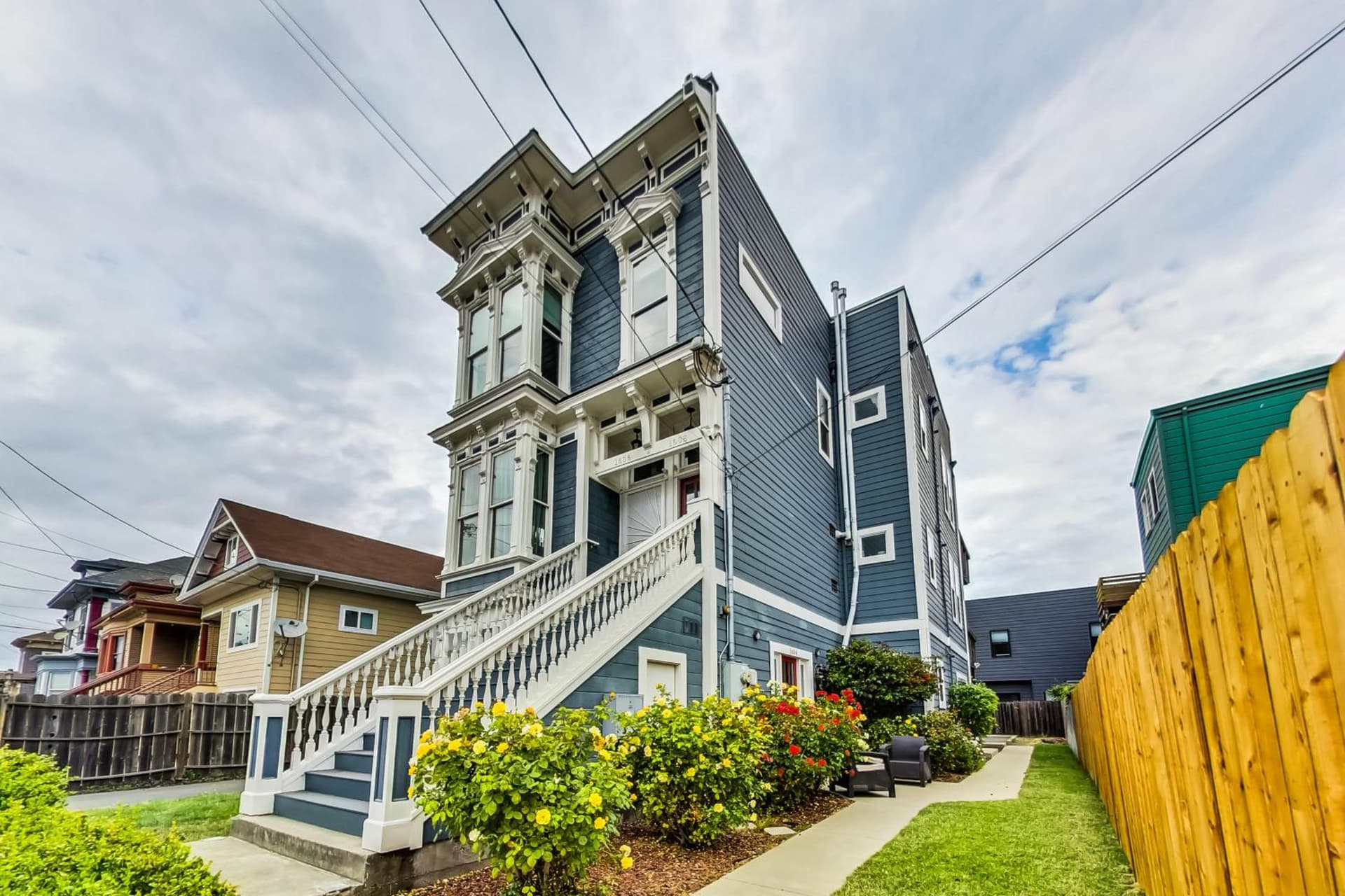 West Oakland 3br2ba top floor flat ideal for bus
