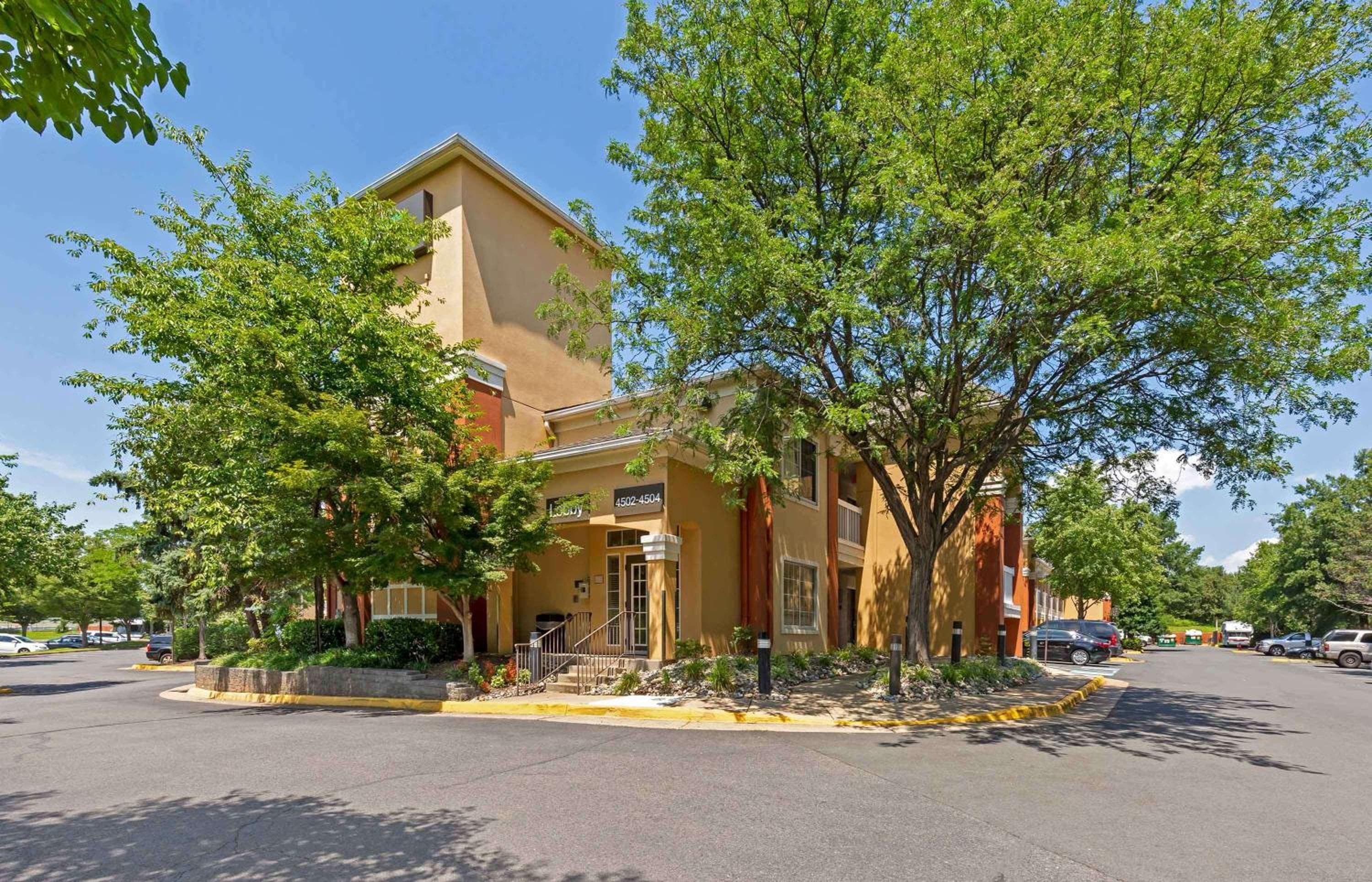 HomeTowne Studios by Red Roof Chantilly