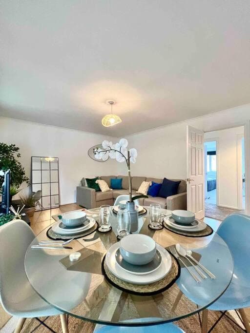 BEAUTIFUL WINDSOR 2 BED, PERFECT LOCATION, 5 Mins Walk to Centre, Private Gated Parking, Legoland, Ascot
