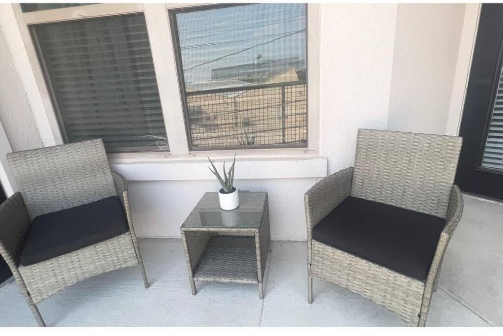 2 BR 2 FULL BTH In the Heart of Dallas! Great Location!