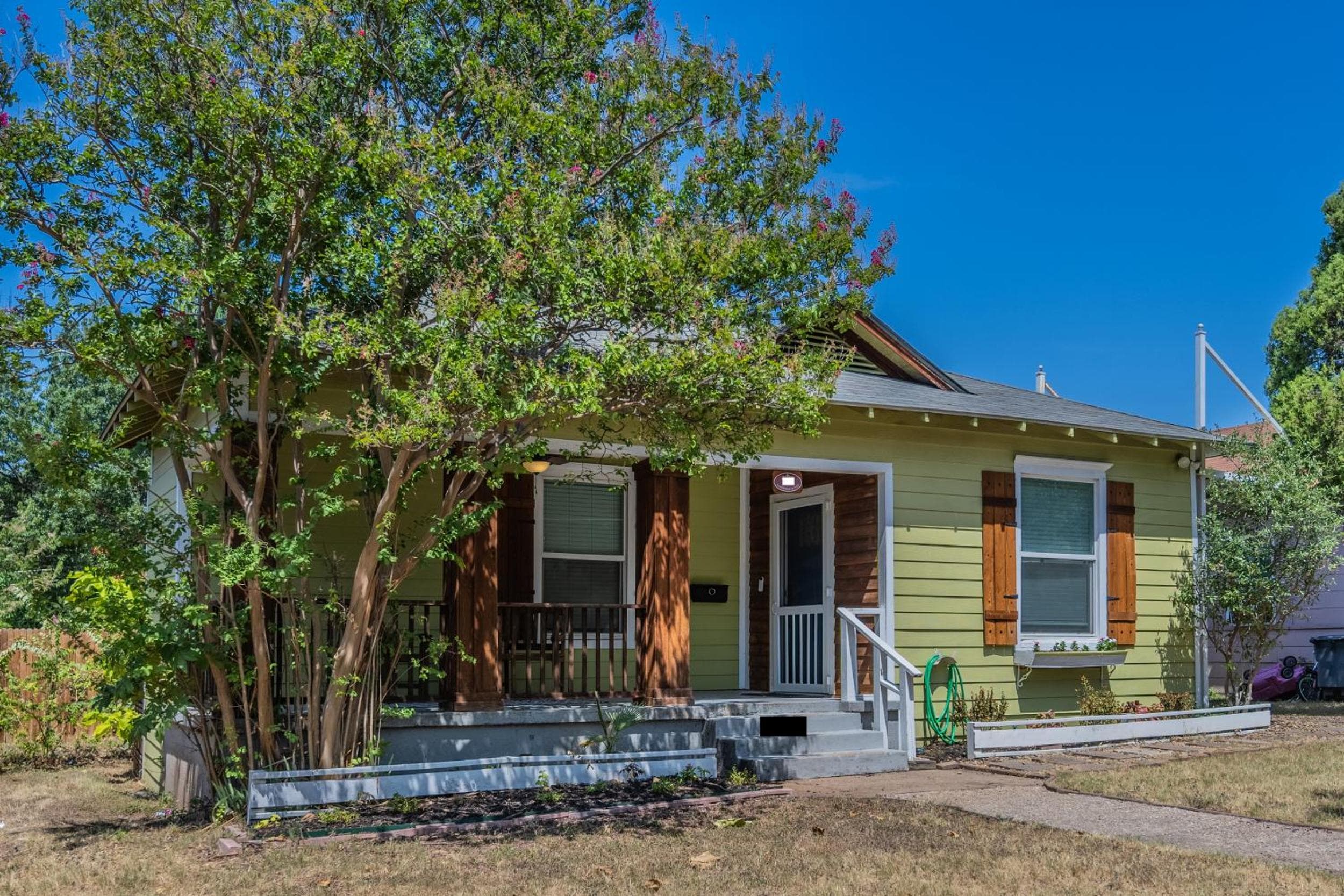 Charming Craftsman close by Bishop Arts & Downtown