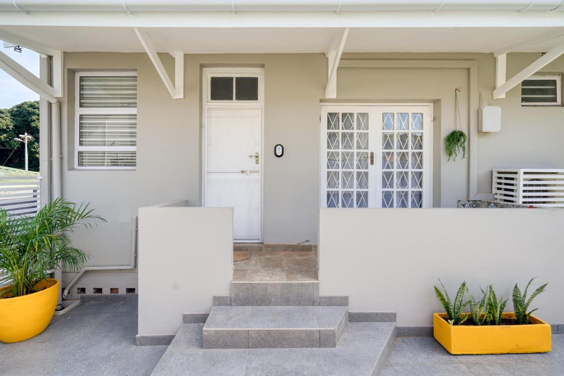 Hampton Collection - Contemporary 3 Sleeper Serviced Apartment with Pool