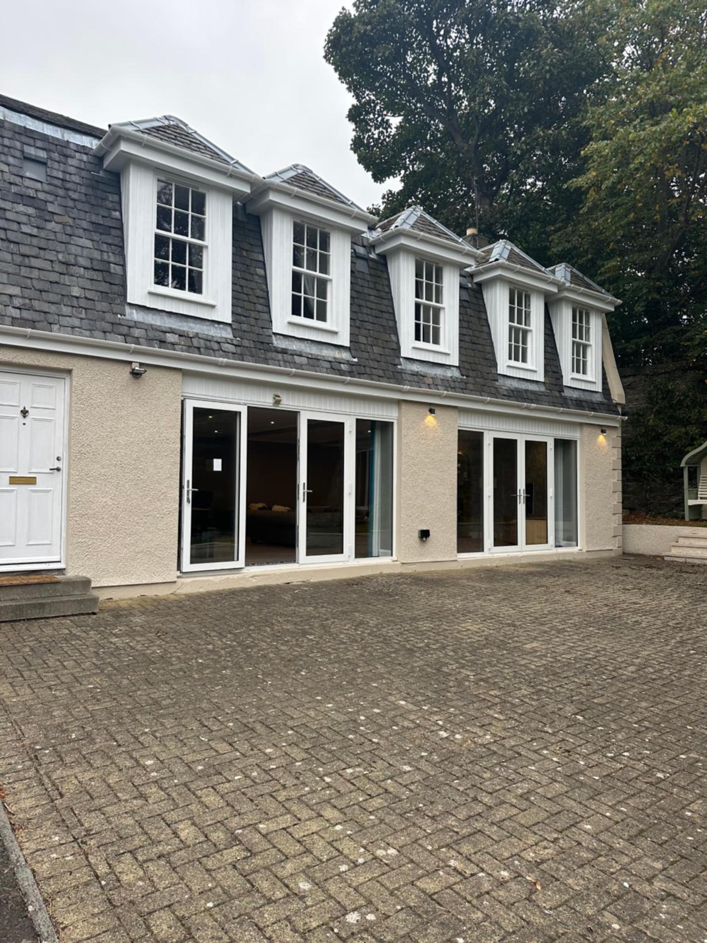 Cameron Coach House Modern Property in Murrayfield Edinburgh