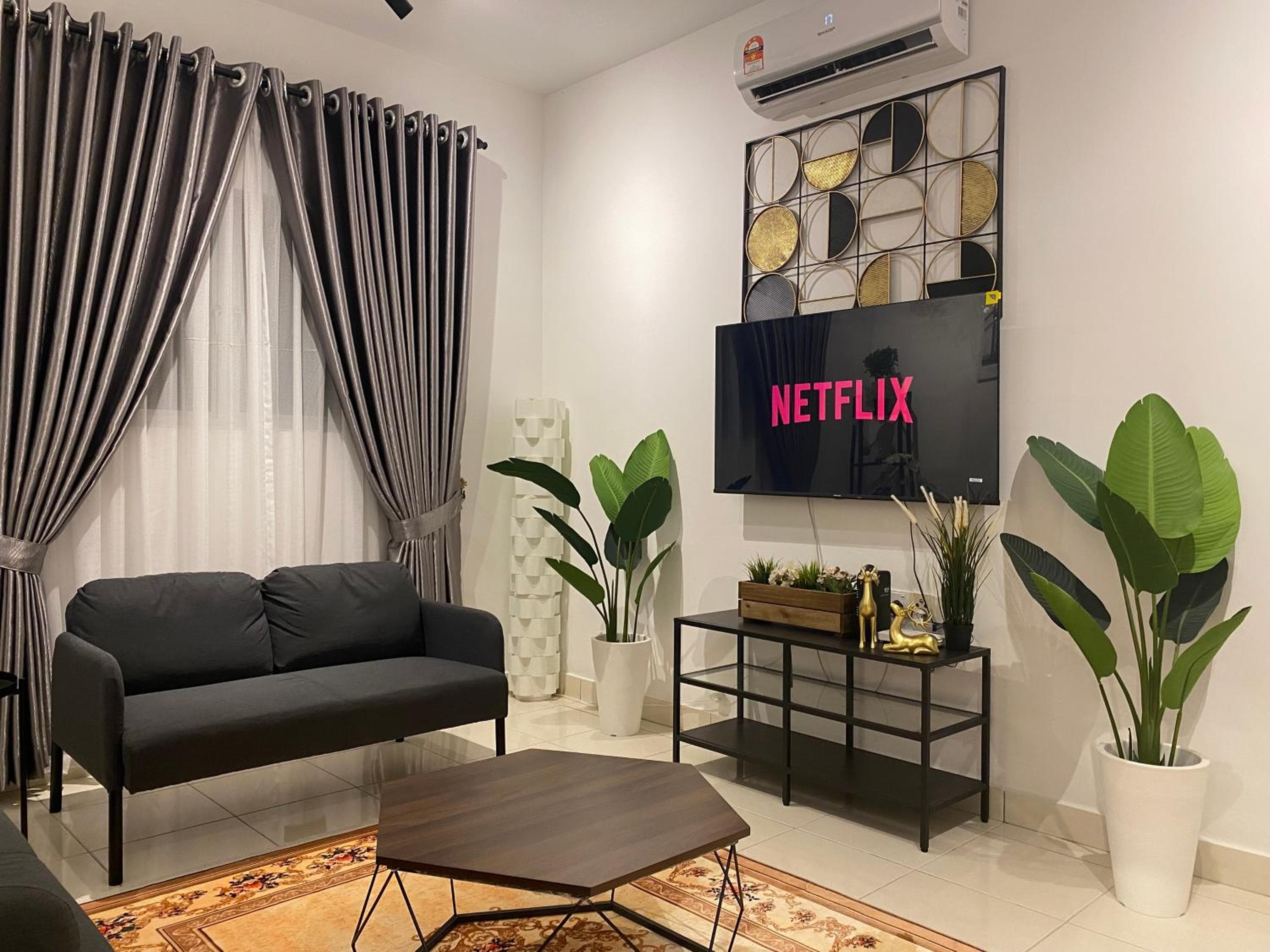 Reylin Alanis Suite // Free Wifi & Netflix // Airport Shuttle Service