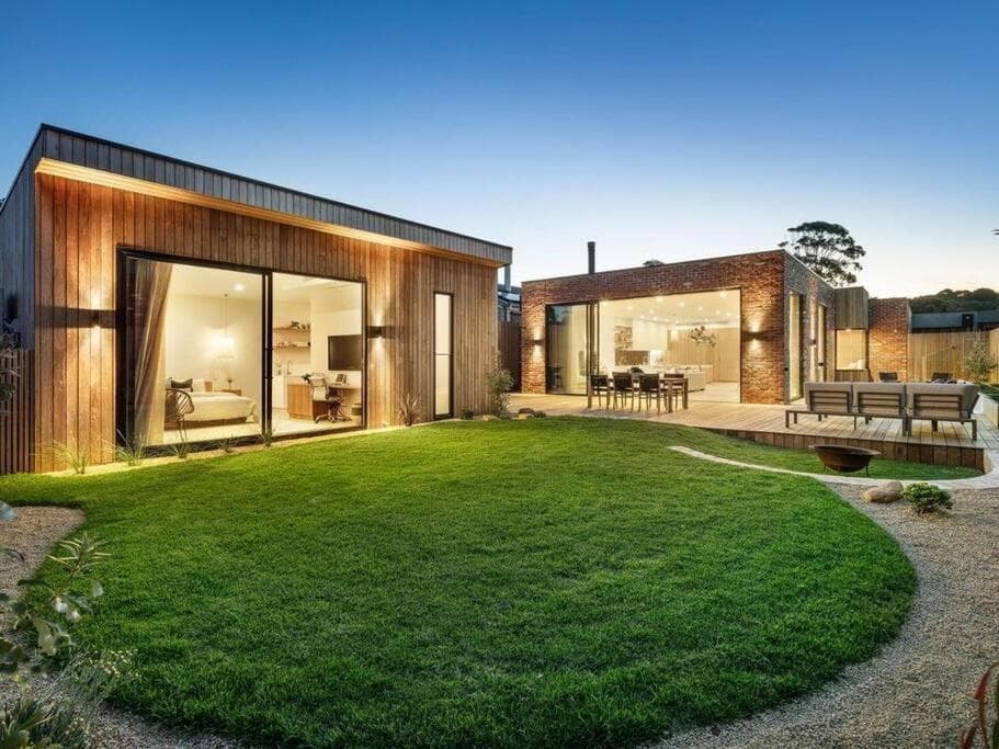 LUXE Poolside living, in the heart of Flinders
