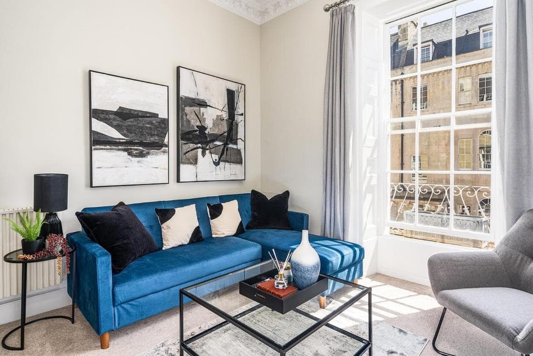 BRAND NEW LISTING Beautiful 2 bedroom apartment