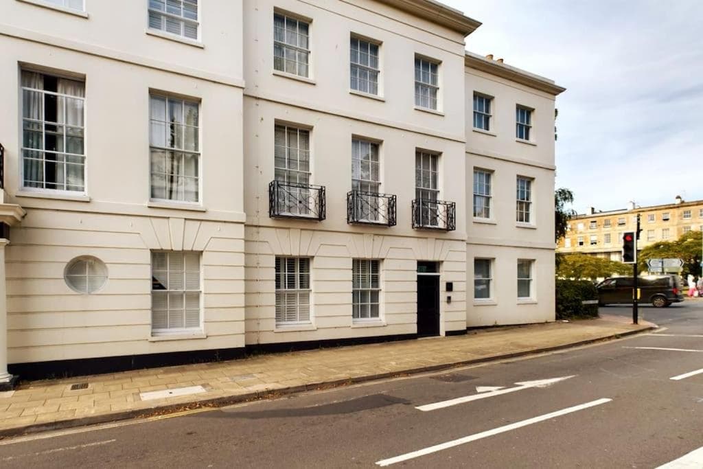 Belle Vue Stylish Town Centre Apartment with Private Parking