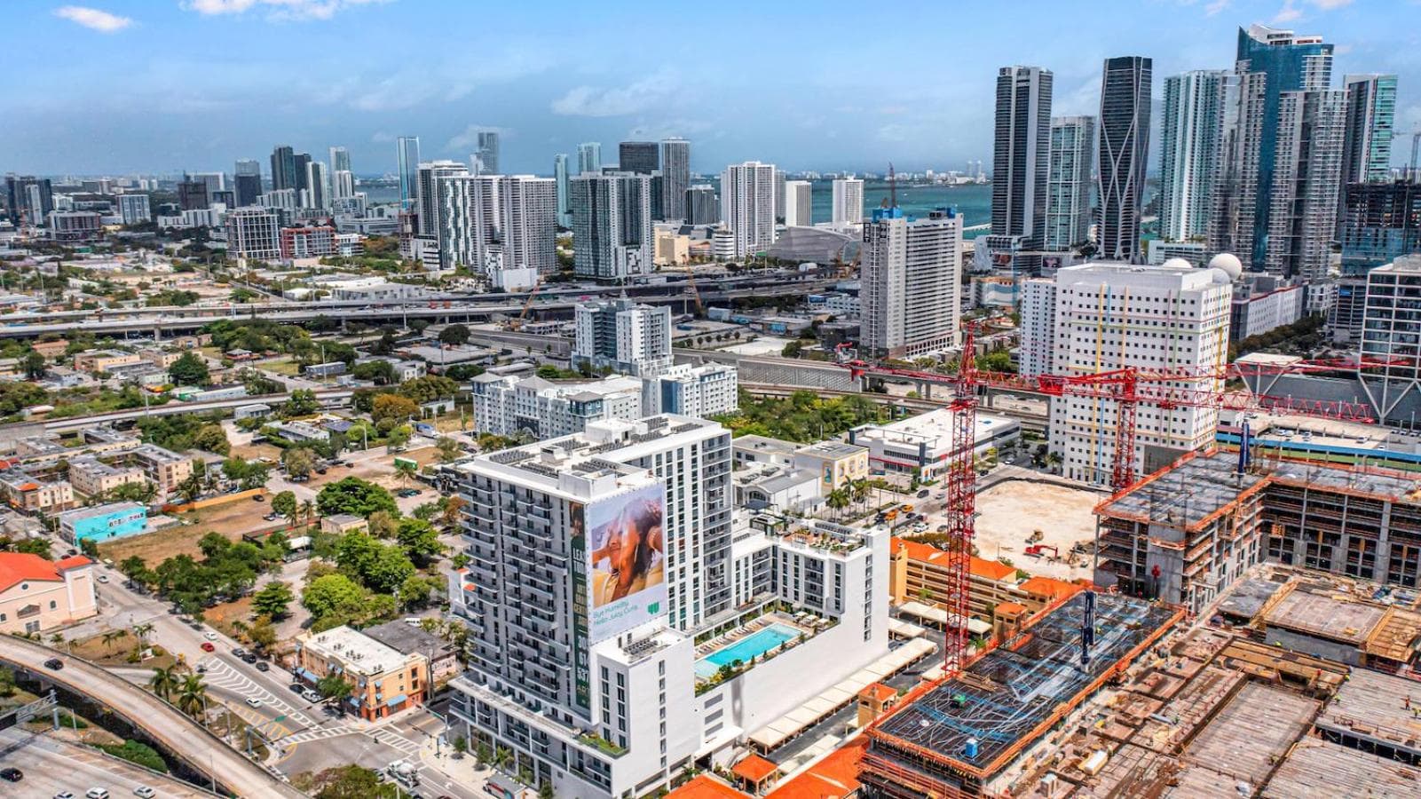 Exclusive Condo in Downtown Miami With Pool Views and Free Parking