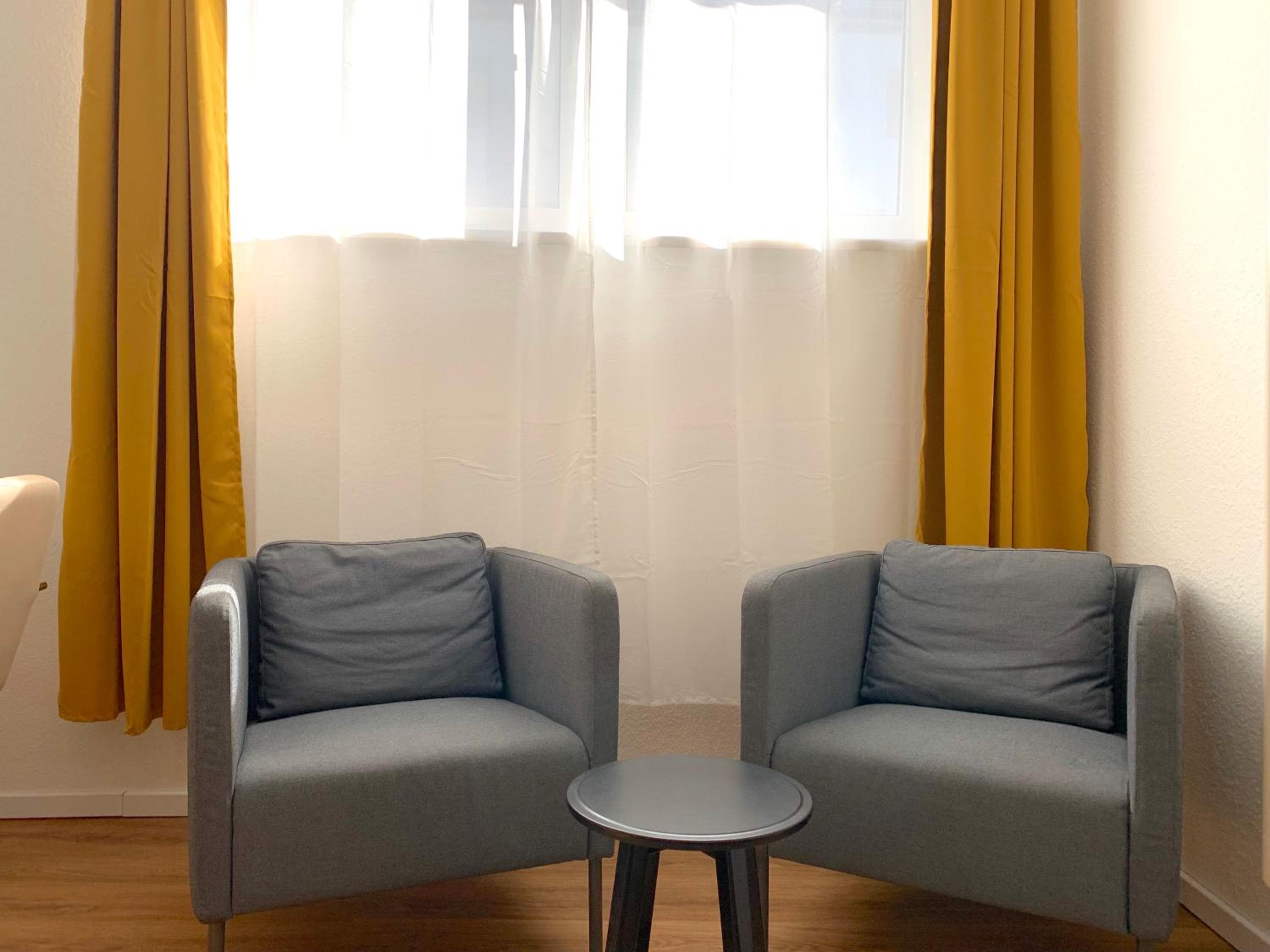 Alles komplett - 2 Schlafzimmer, große Küche, Bad