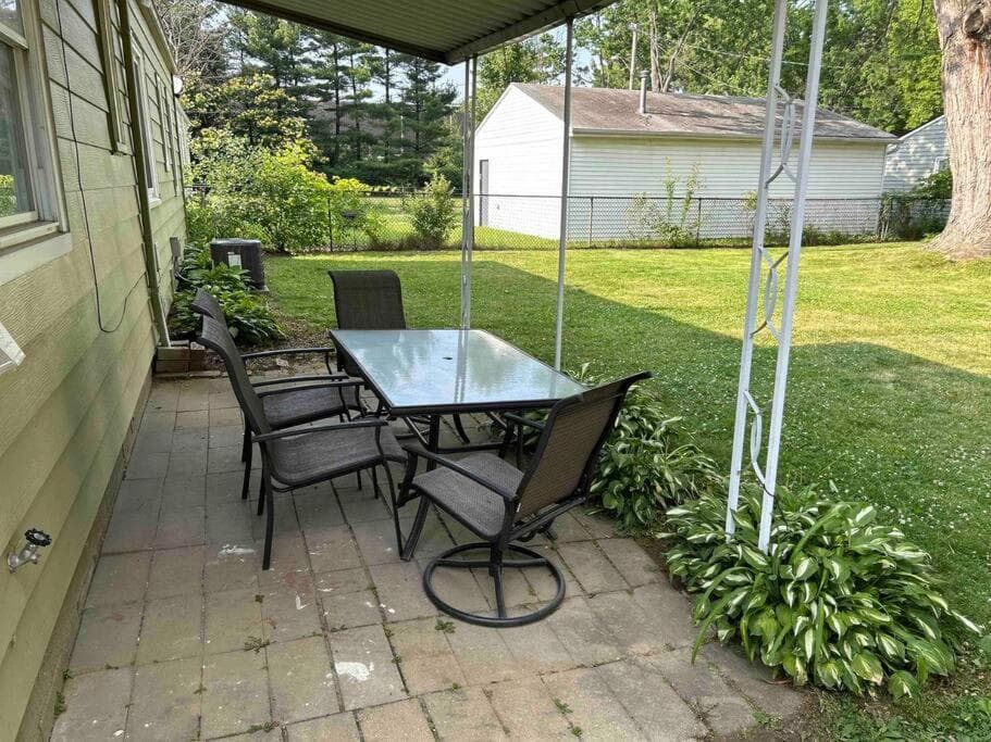 Close to airport* Pets*Fenced yard*A/C & Fast WIFI