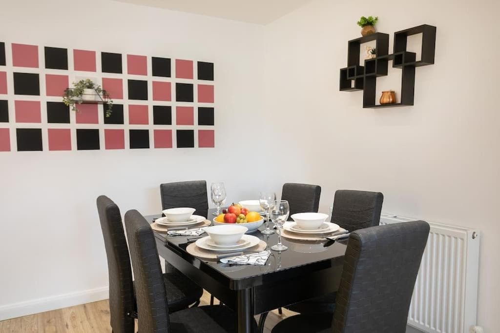 Elegant 3-BDR Contractor Stay, Holidays, Races, long stays, Unlimited Wi-Fi, Parking