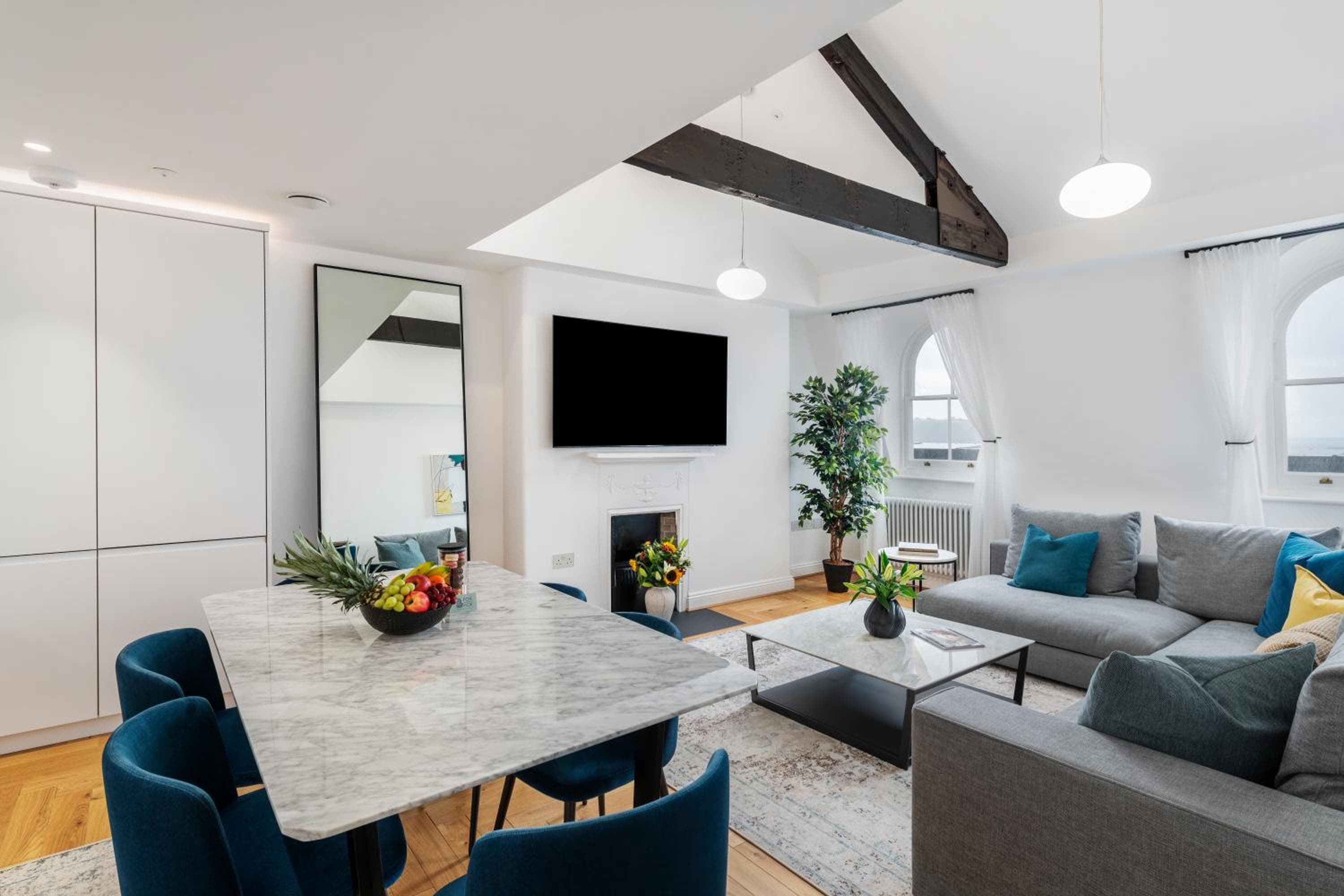 FOX ON THE HOE - Luxury Apartment accommodation 4