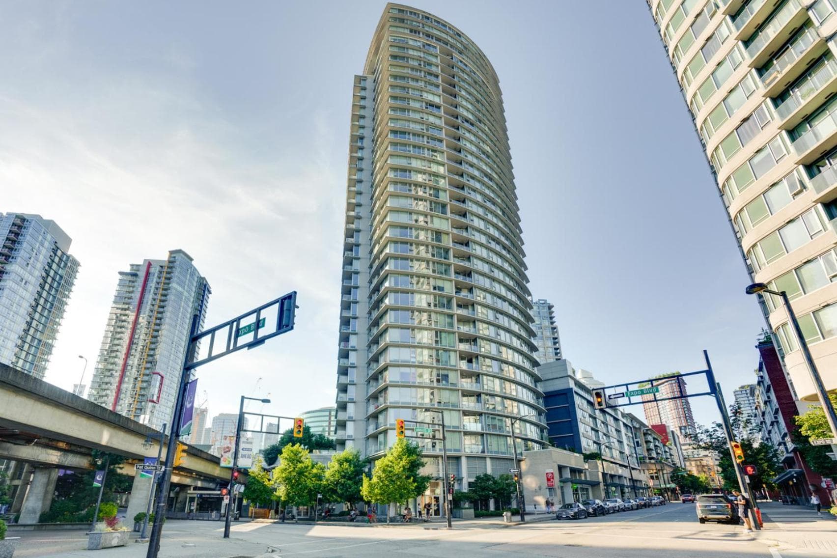 Heart of Downtown Entire Condo - Parking, Pool, Gym, Office, AC