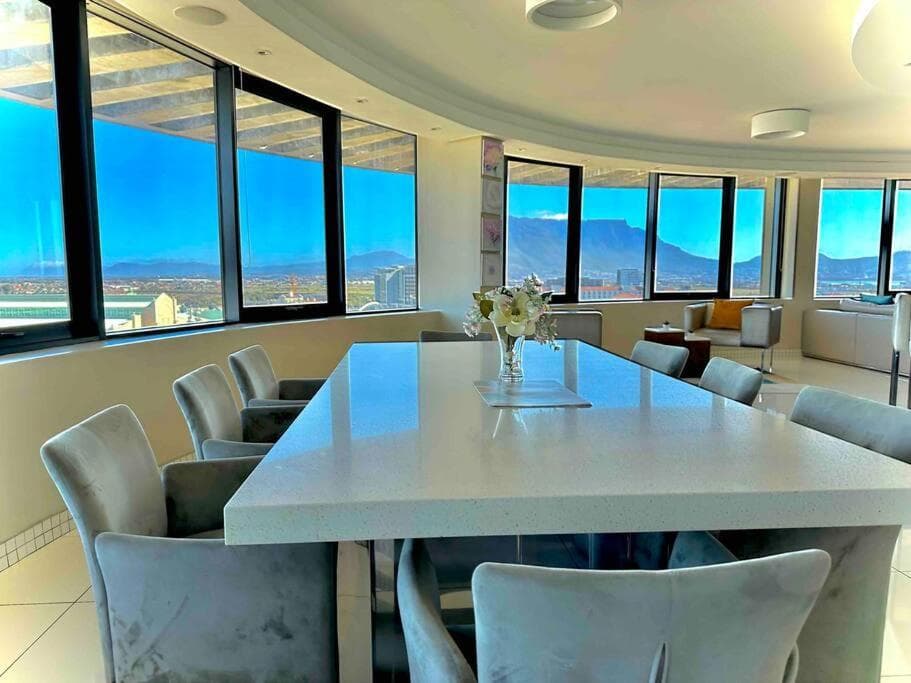 Grand Penthouse / Backup Power / Stunning