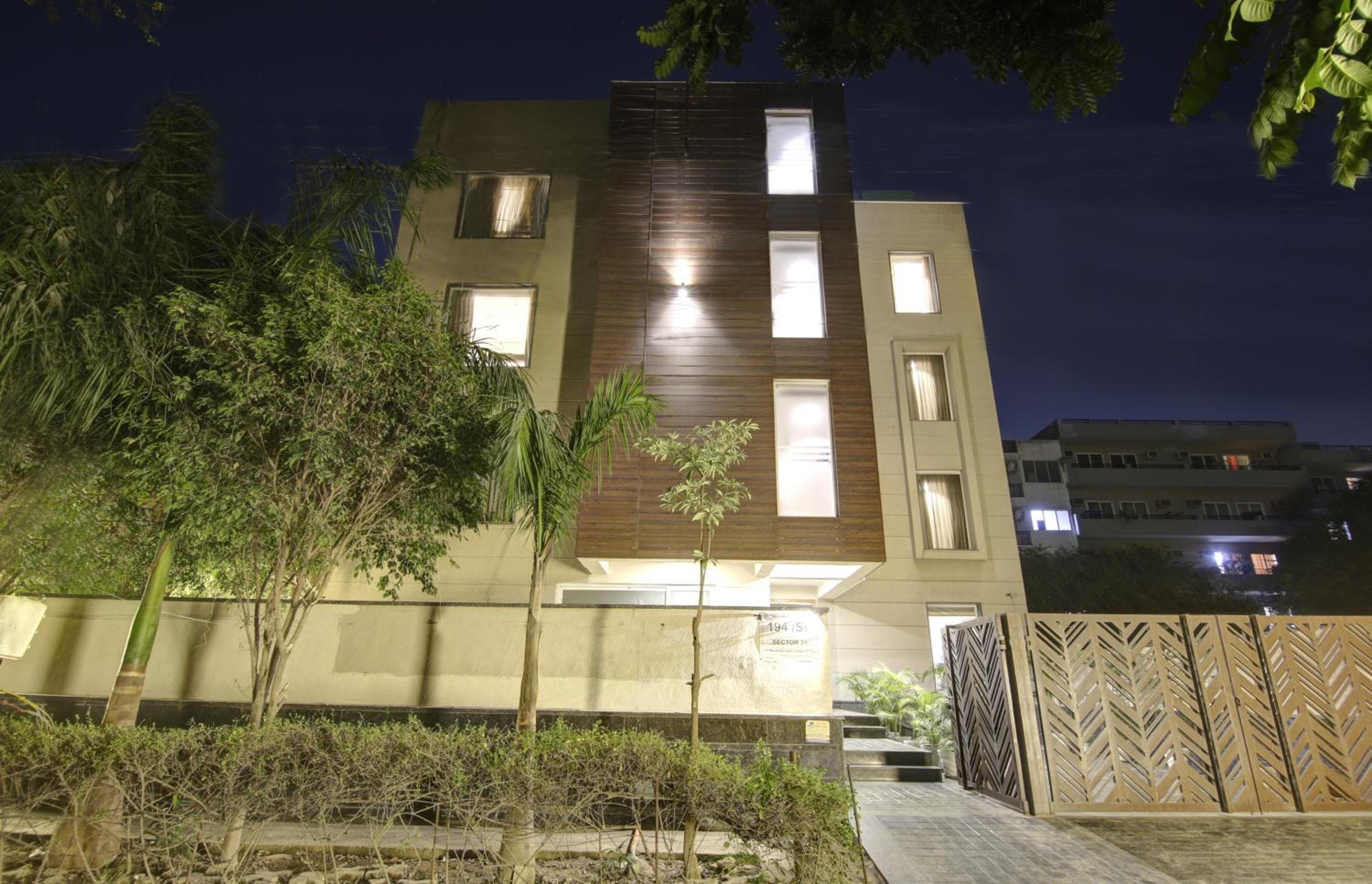 Saltstayz Select - Galleria Market & Golf Course Road