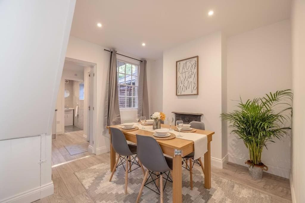 Cosy Cottage Your Central Windsor Retreat - By Tempstay