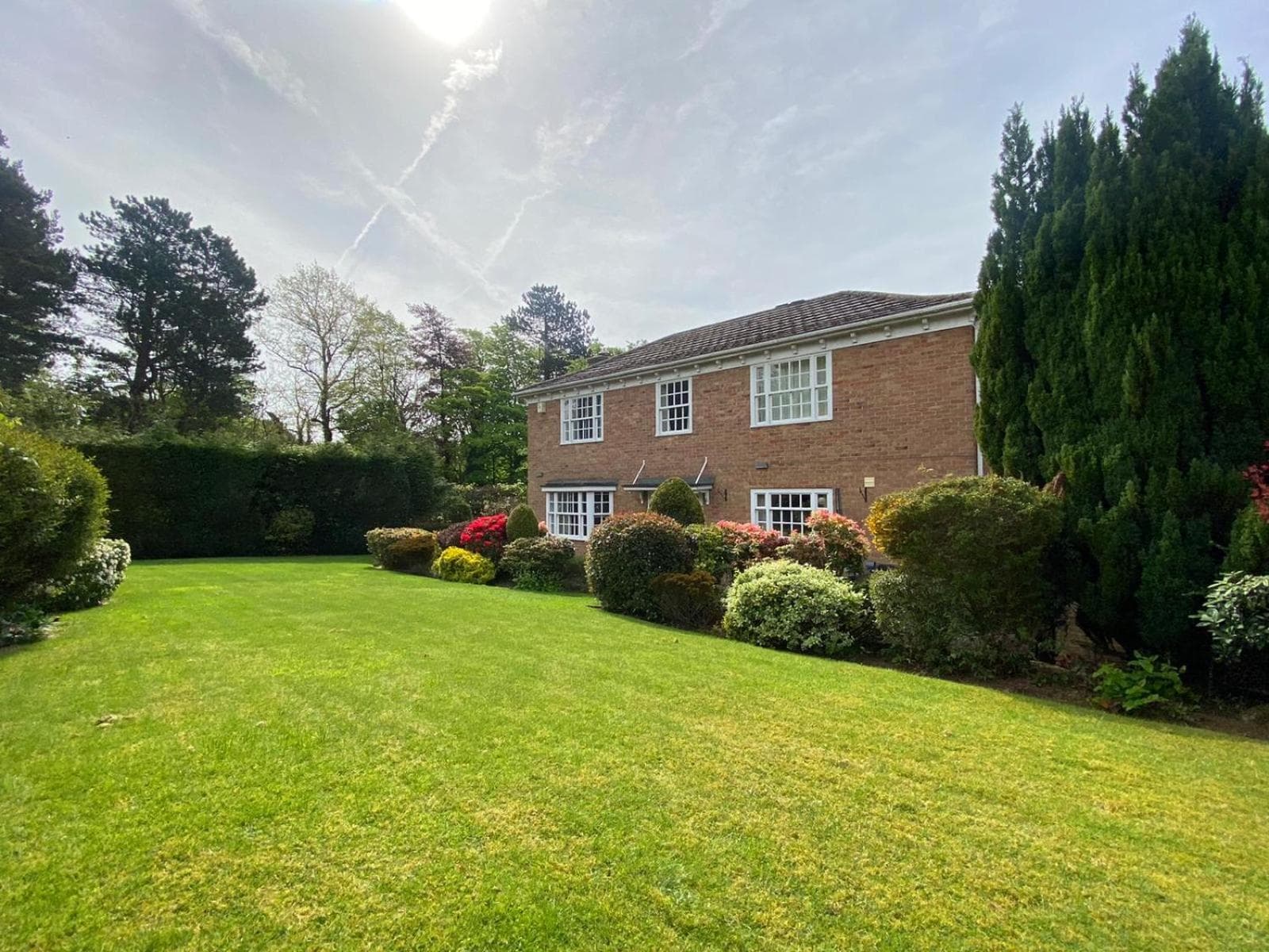 Spacious 4 Bedroom House with Garden and Parking