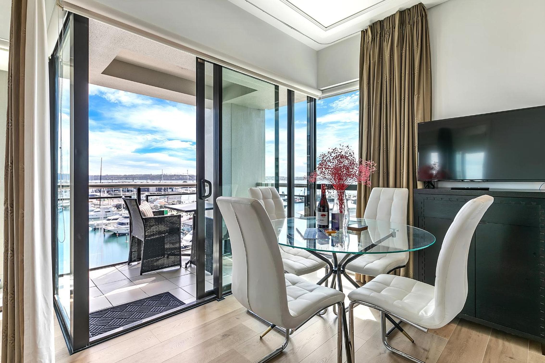 Sun Soaked Corner Apartment with Harbour View