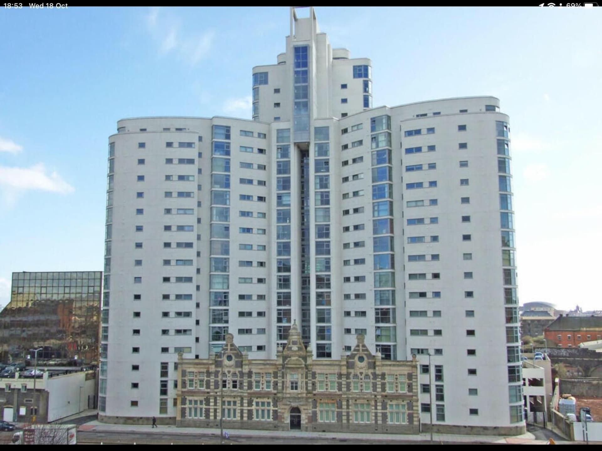 Stunning Spacious City Apartment with free parking