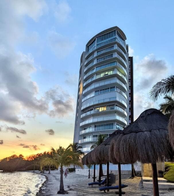 Peninsula Luxury Apartments with ocean front and espectacular views - no pets