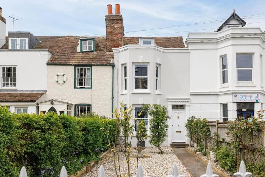 Pilots Lodge by Deal Castle with free parking