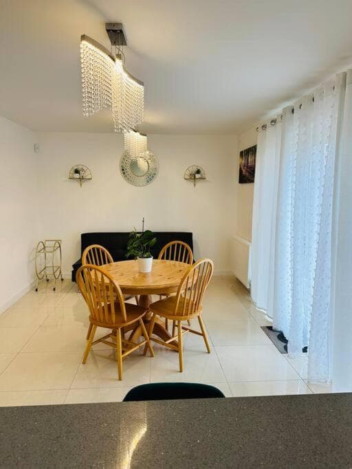 5 Bedroom detached House near Edinburgh Airport for Contractors and Family with free parking