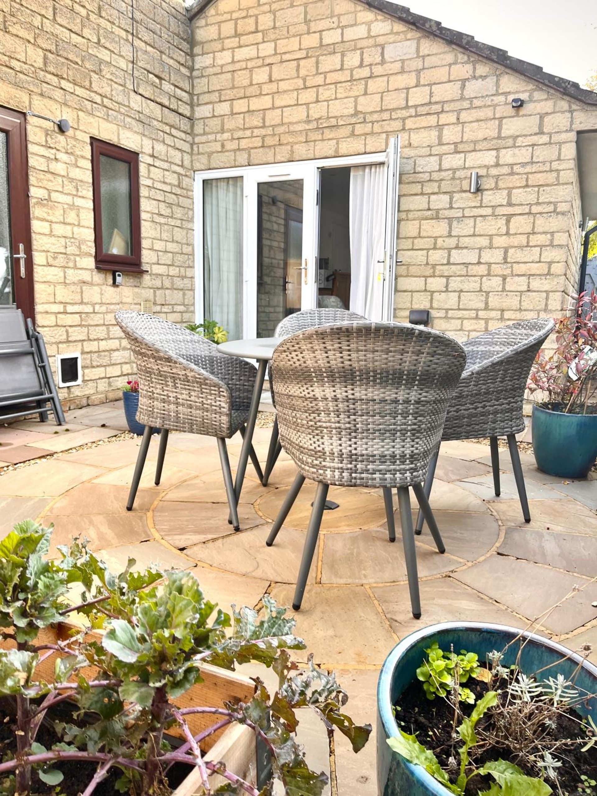 Cotswold studio with kitchen & patio